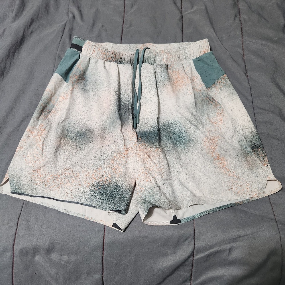 Lululemon Men's Surge Spray Camo Shorts Size M Lined